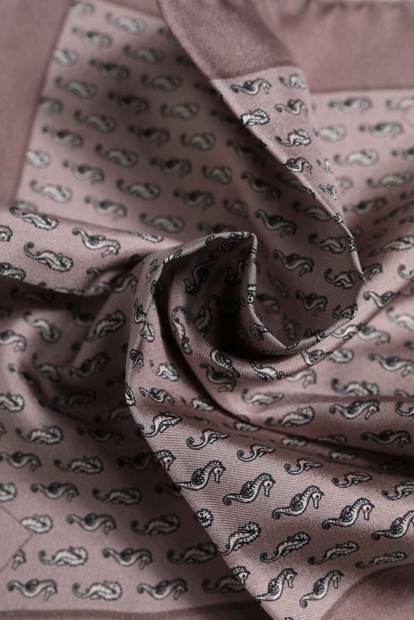 Dolce &amp; Gabbana Brauner quadratischer Foulard aus Seide mit Seepferdchenmuster