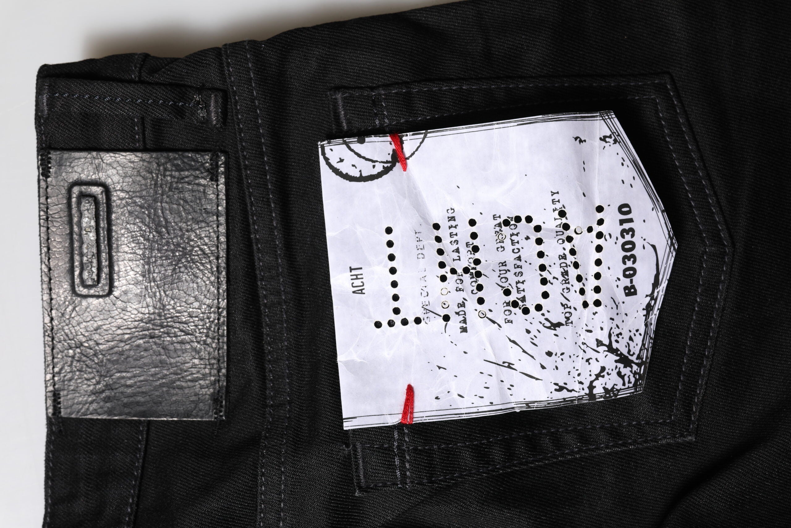 Acht – Schwarze Slim Fit-Jeans aus Baumwolldenim mit niedriger Taille