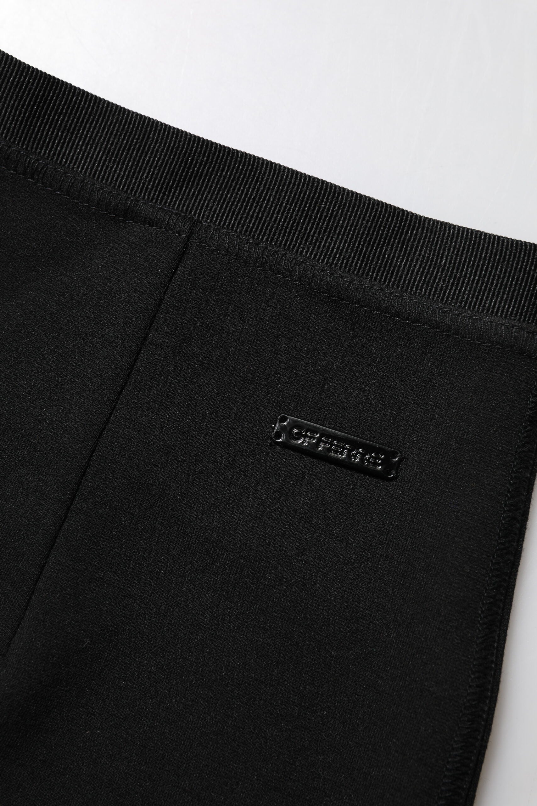 GF Ferre – Schwarzer, knielanger Bleistiftrock aus Polyester