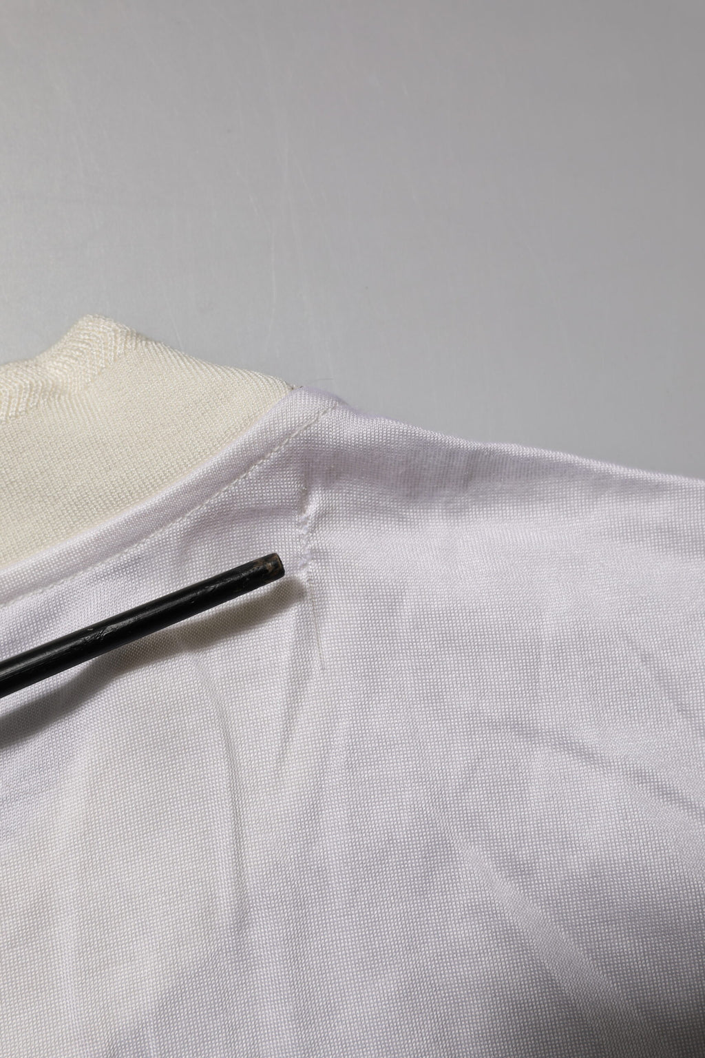 Dolce &amp; Gabbana – Weißes Seiden-T-Shirt mit Rundhalsausschnitt und langen Ärmeln