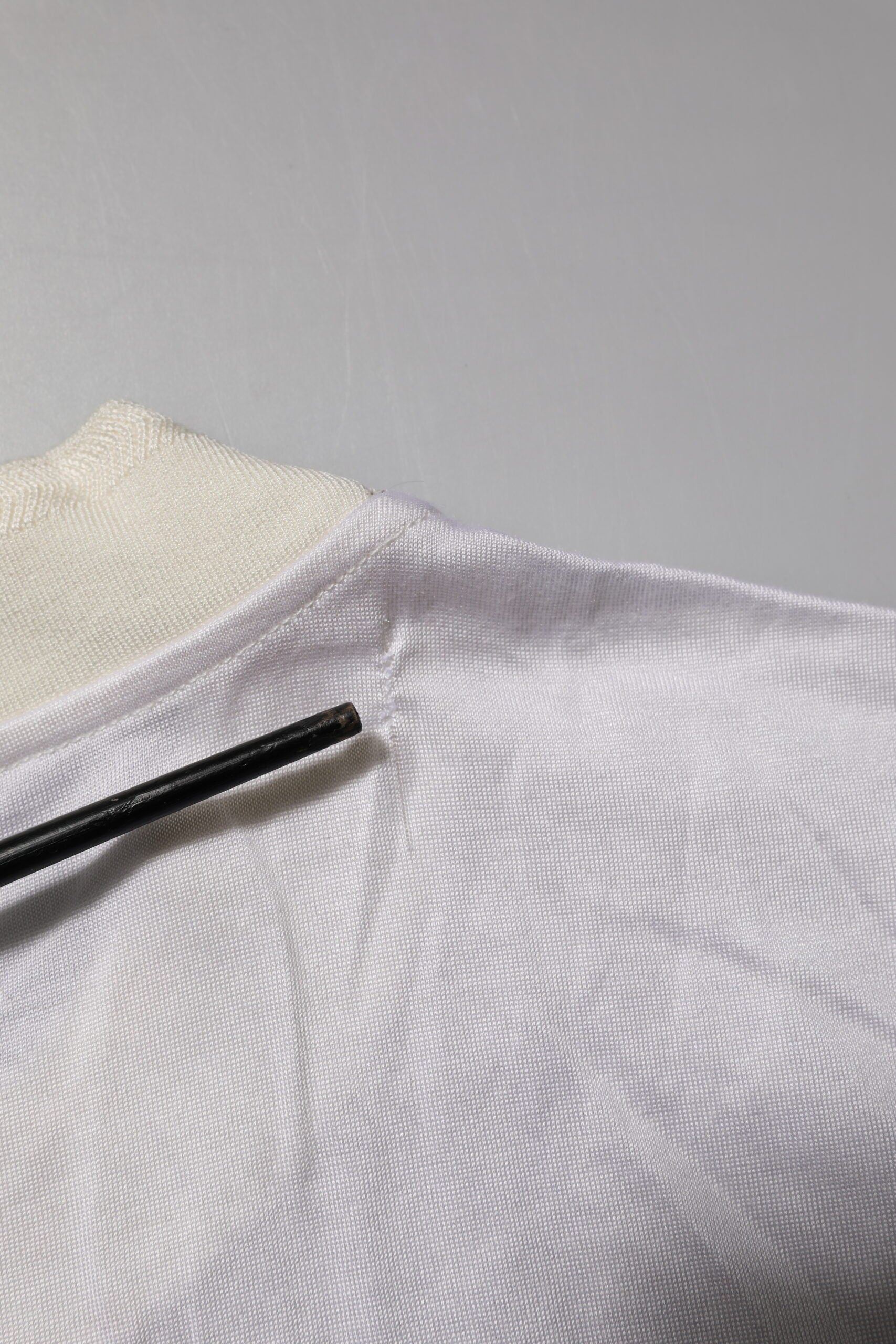Dolce &amp; Gabbana – Weißes Seiden-T-Shirt mit Rundhalsausschnitt und langen Ärmeln