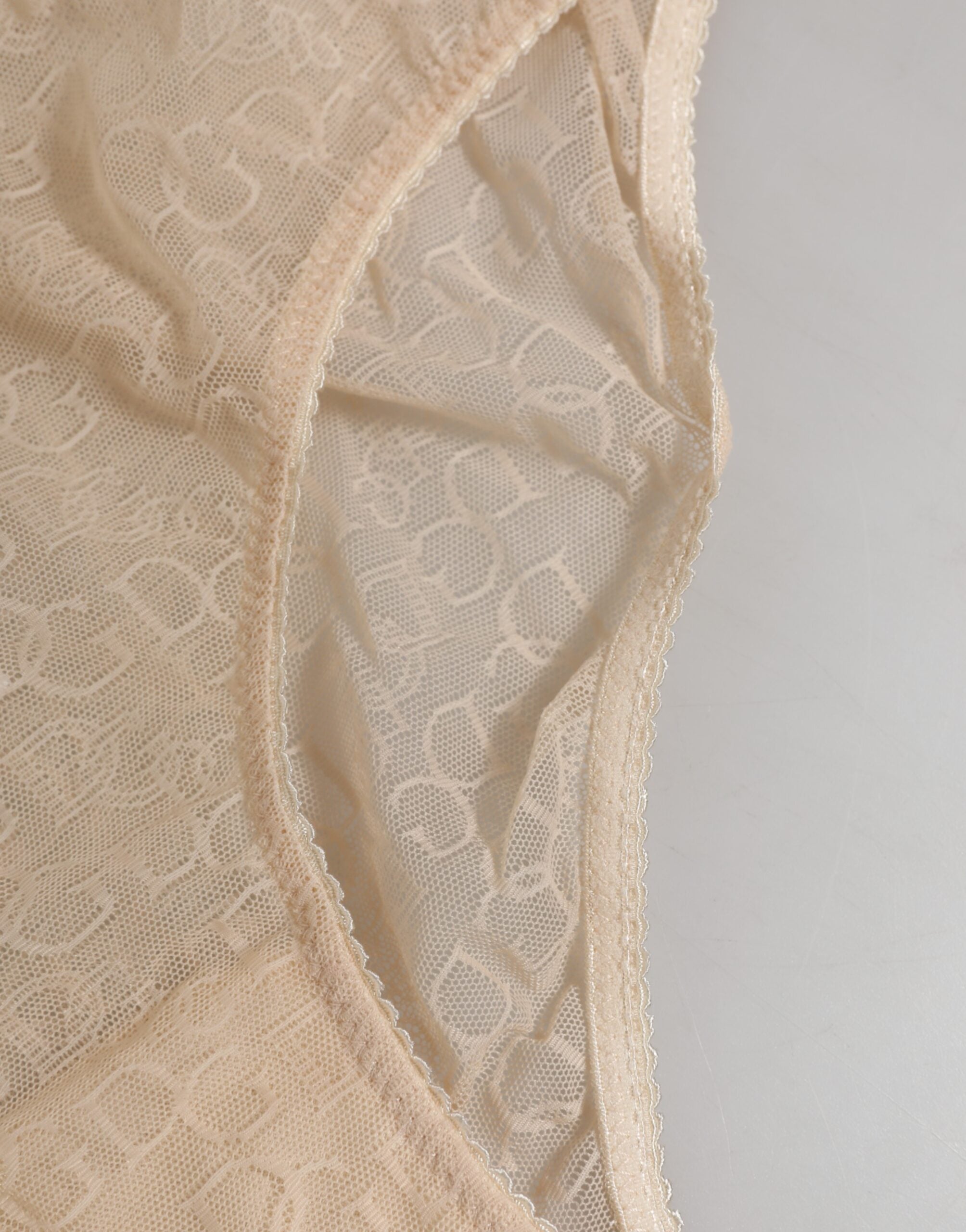 Dolce &amp; Gabbana – Beigefarbene Slip-Unterhose mit DG-Logo und Spitze in mittlerer Taille